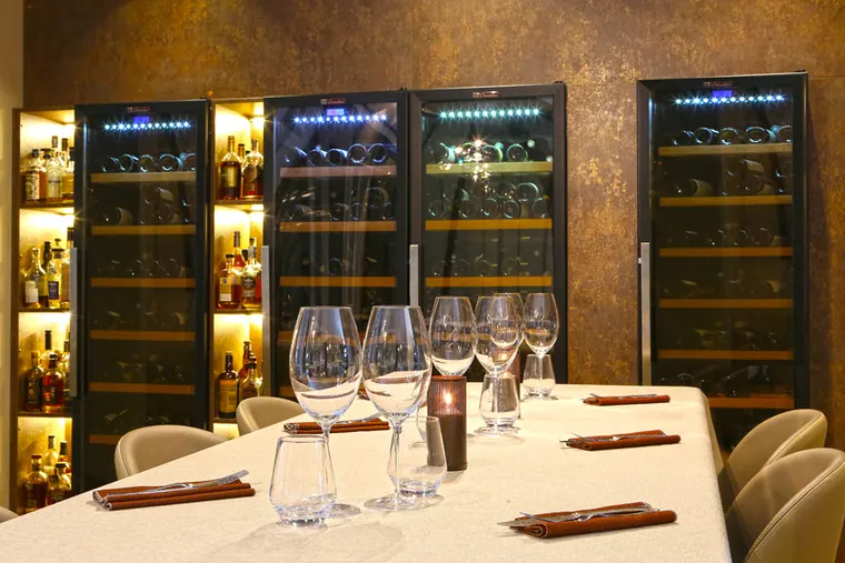 Table dressée devant la cave à vins