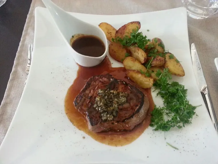 Filet de bœuf, jus réduit et pommes de terre