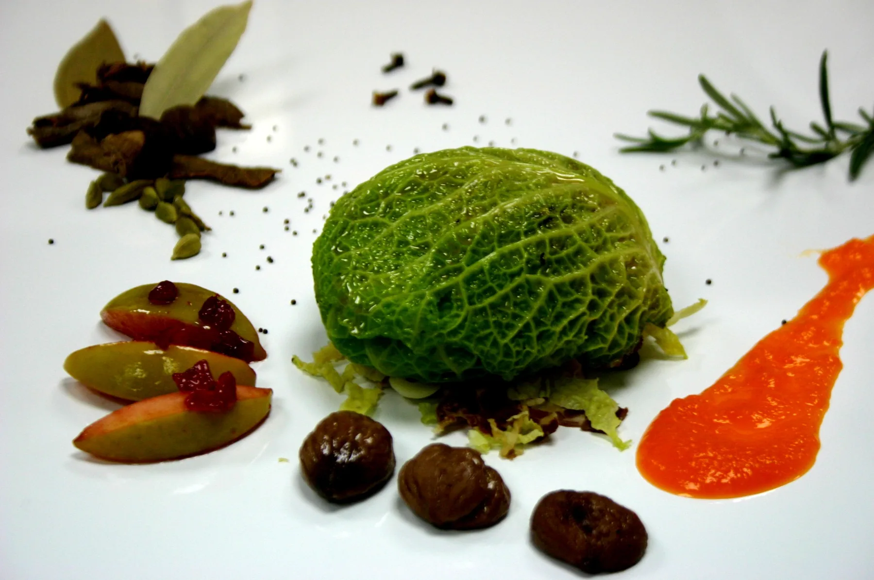 Chou farci, condiments et coulis de poivron