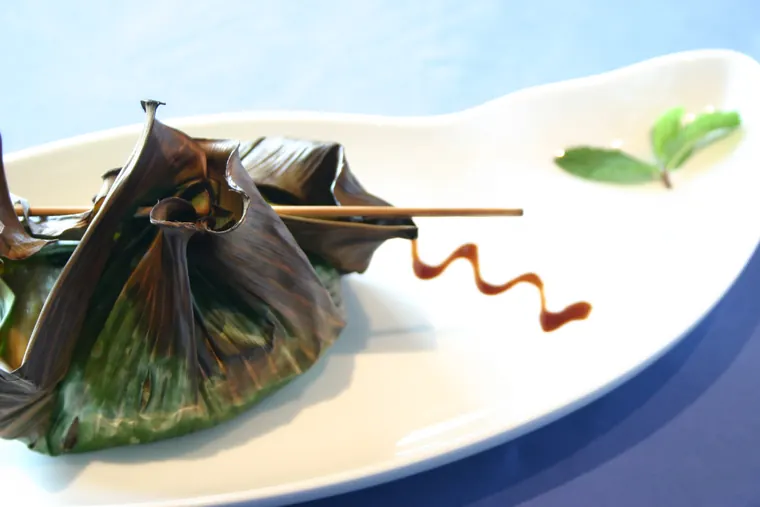 Papillote de poisson en feuille de bananier