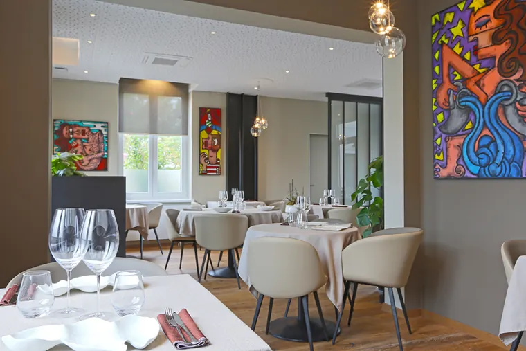 Salle à manger claire avec œuvres contemporaines