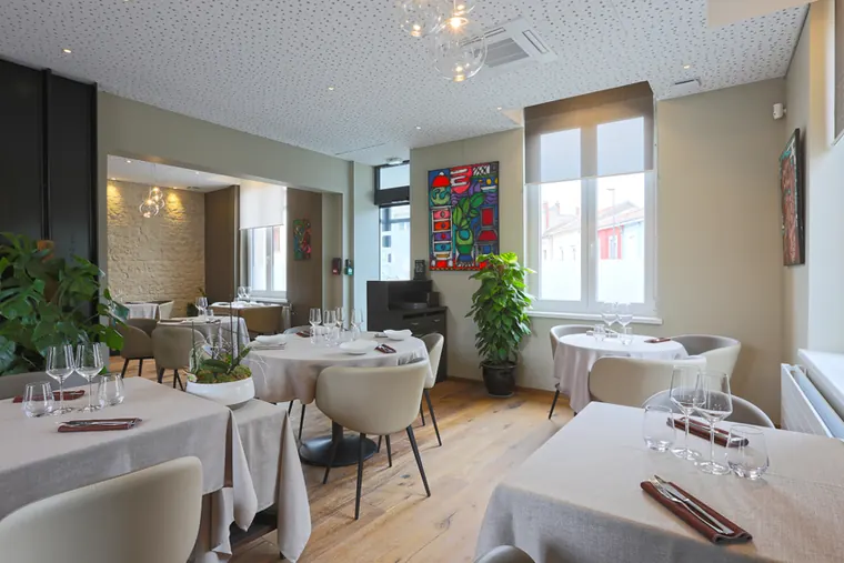 Salle du restaurant baignée de lumière naturelle