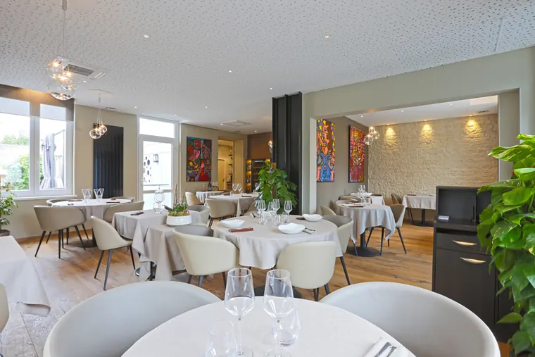 Vue d'ensemble de la salle du restaurant