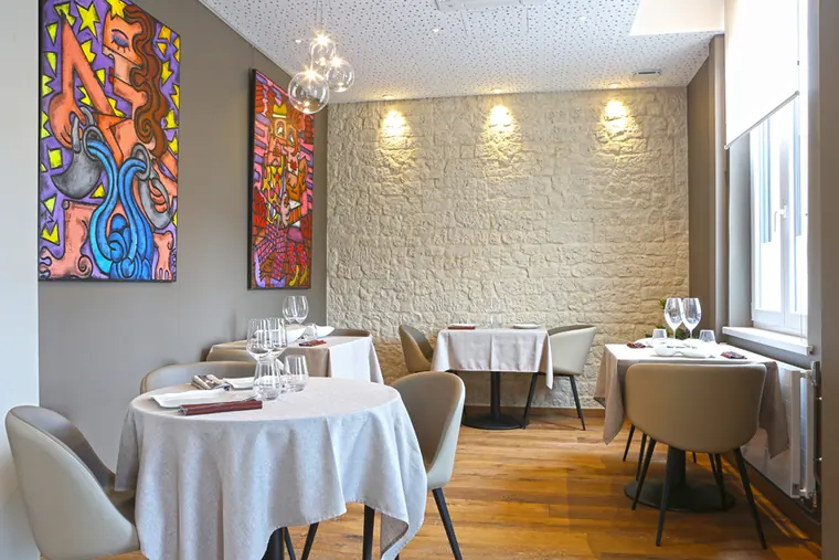 Salle avec mur de pierre et tableau coloré