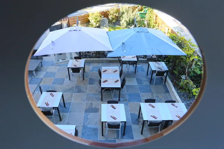 La terrasse et ses parasols