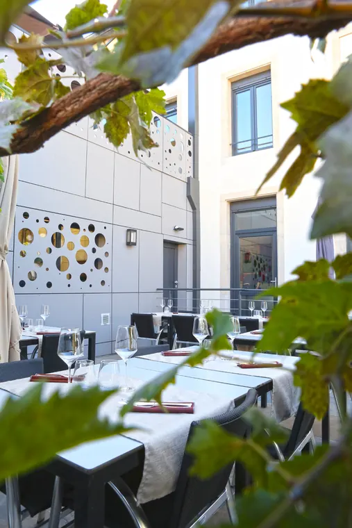 Terrasse ombragée du restaurant